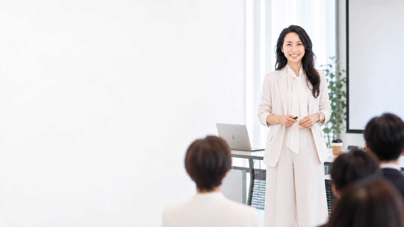 参加者に向けて生成AI研修を行う講師・槌田昌子